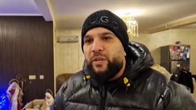„Moș” Tzancă a împărțit bani și mâncare persoanelor nevoiașe din Ploieșți: „Am zis că dau numai la copii și la bătrâni și până la urmă am dat la cine am prins”